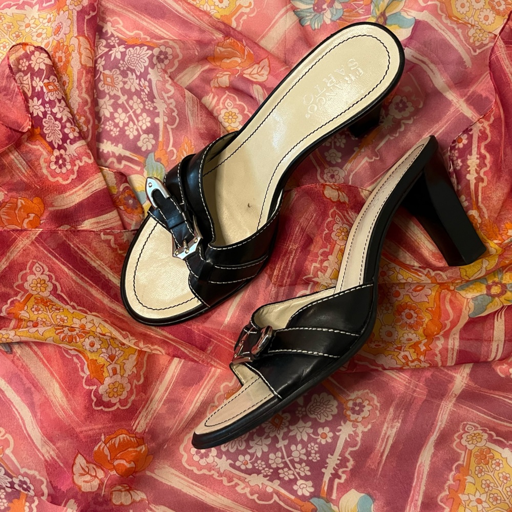 BLACK BELTED KITTEN HEEL